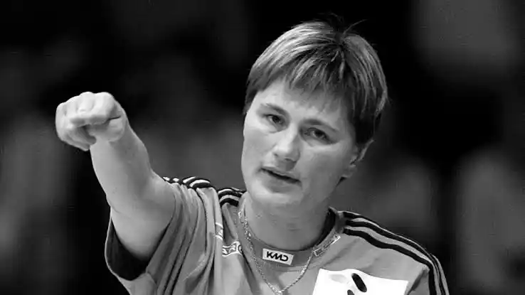 Anja sætter en eller anden på plads